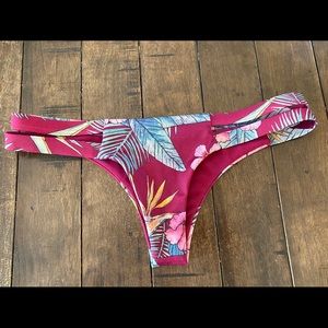 Billabong bikini bottoms size MEDIUM